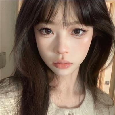 举杯畅饮的姐姐们